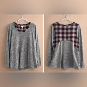 Knox Rose grey long sleeve knit top with plaid accents